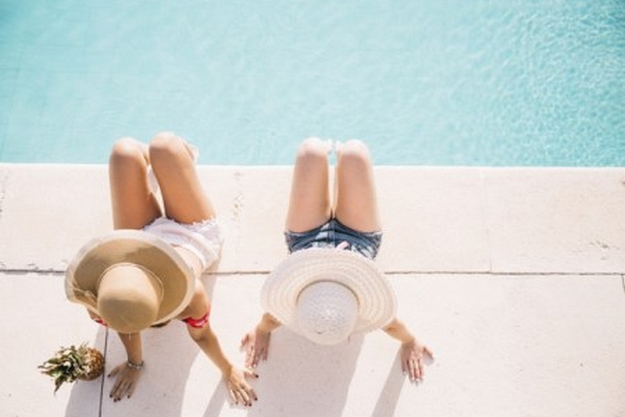 vue-de-dessus-des-filles-en-face-de-la-piscine_23-2147814780 (1)