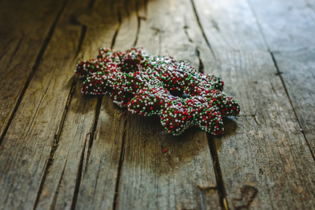 paire-biscuits-trempes-dans-du-chocolat-garnitures-forme-etoile-noel_47726-4306