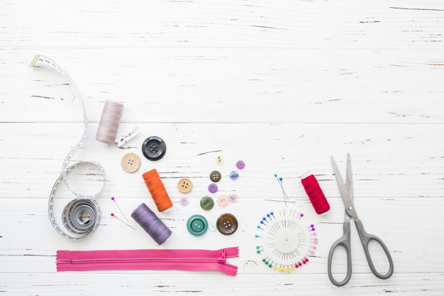 Le tiroir mode _ Slow Fashion _ divers-articles-couture-fond-bois_23-2147875099