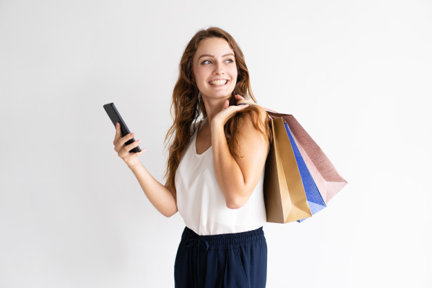 Le tiroir mode _ Slow fashion _ portrait-femme-souriante-sacs-provisions-smartphone_1262-14313